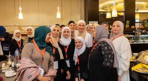 الملكة رانيا رفقة السيدات الأردنيات المعتمرات